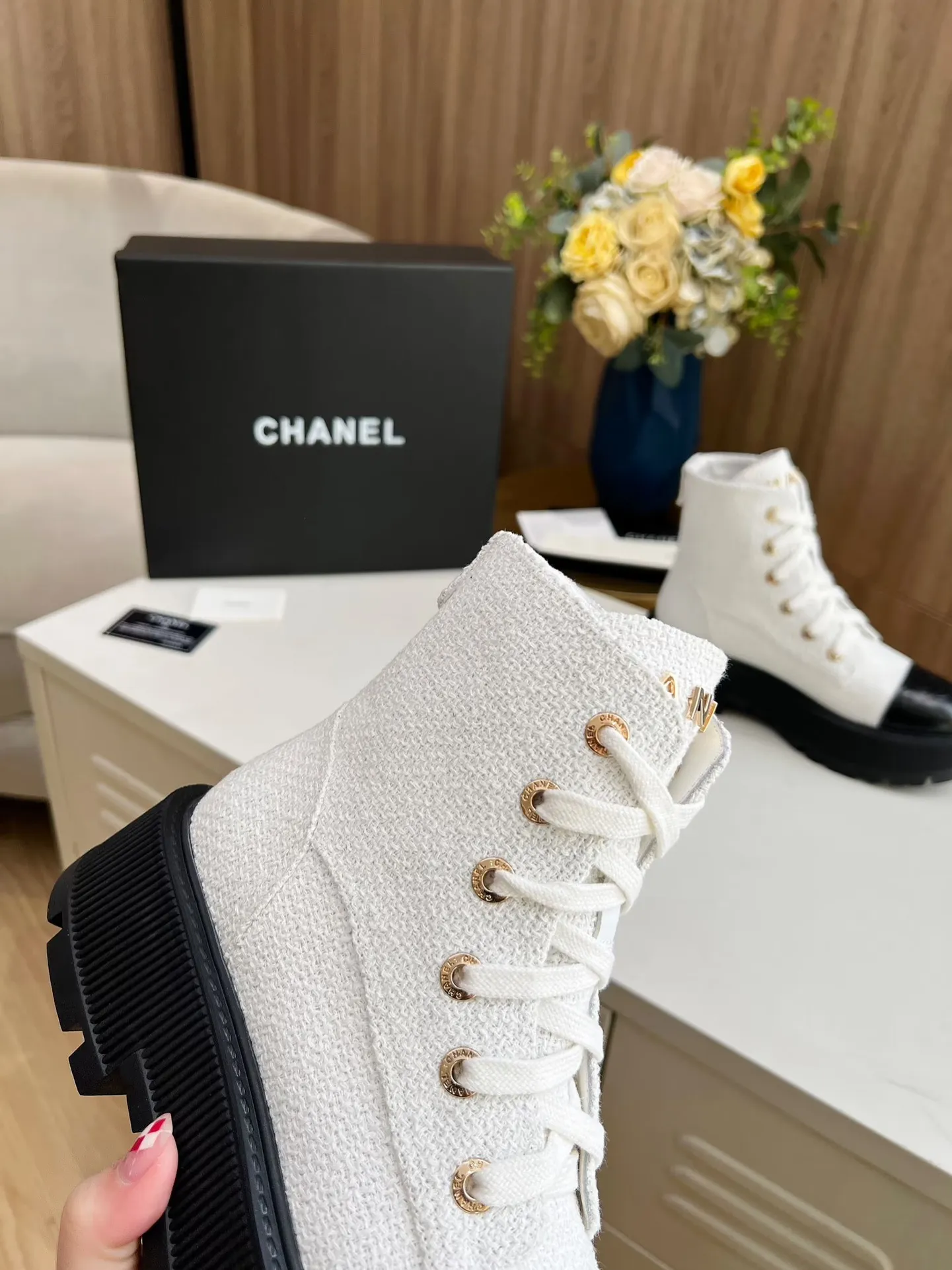 👟👟Ex-factory price 560👟👟 The original model of the new autumn and winter Chanel ankle boots✅ The strap design is super easy to put on and take off, the toe logo is electro-embroidered, the tongue is also a metal brand logo, fabric: special material, lining/foot pads: cow lining, ultra-light rubber non-slip and wear-resistant outsole, color: black, white, blue, code number: 34-41 (34, 41 need to be customized) Packaging: cloth bag card